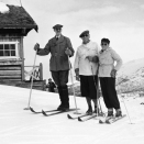 Gonagas Haakon, Ruvdnaprinsa Olav ja Prinsa Harald olggobealde Prinsehytta Sikkilsdalenis, 1950 (Govva: Jan Stage NTB / Gonagasla&#154; hoava vuorkágovva)